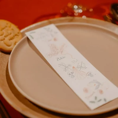 menu de mariage posé dans une assiette illustration des plats